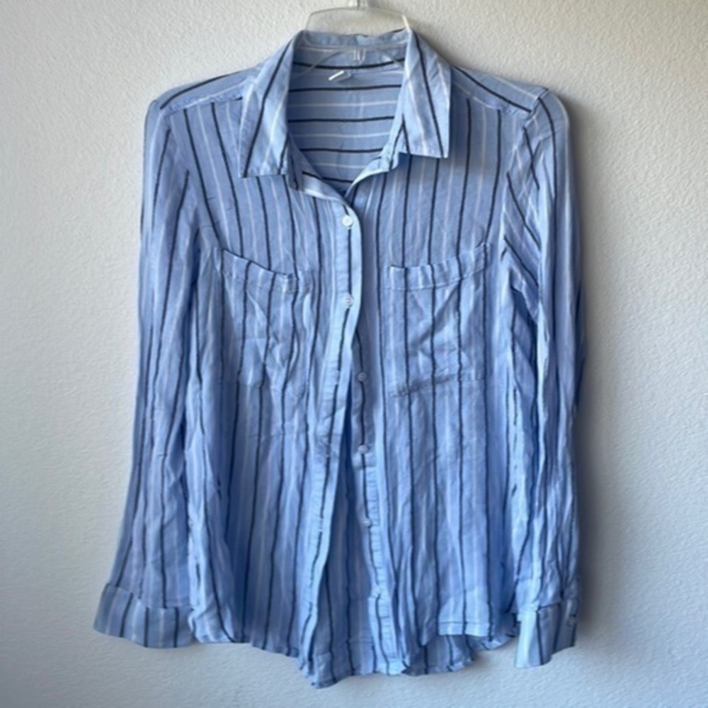 BP top size XS light blue pinstriped button up